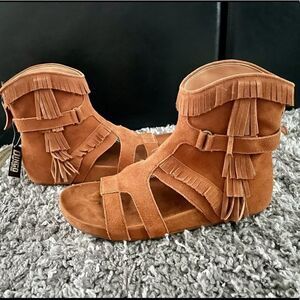 NIB Dingo Fringe Suede Sandals